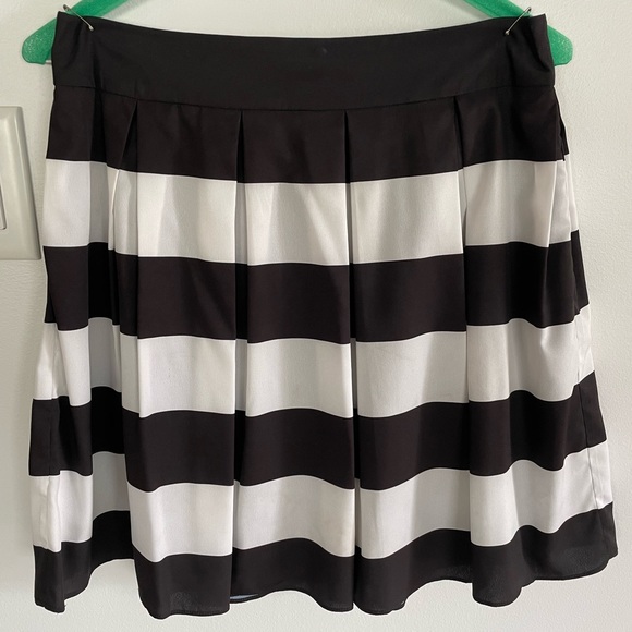 RED Saks Fifth Avenue mini skirt - Picture 2 of 6